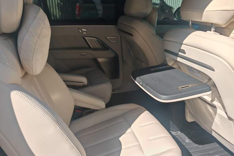Used ONVO Luxeed L90 2025 Model—Max Six-Seater Version Interior 3