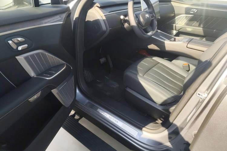 Used ONVO Luxeed L90 2025 Model—Max Six-Seater Version Interior 3