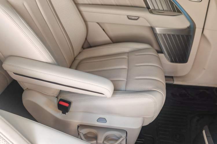 Used ONVO Luxeed L90 2025 Model—Max Six-Seater Version Interior 9