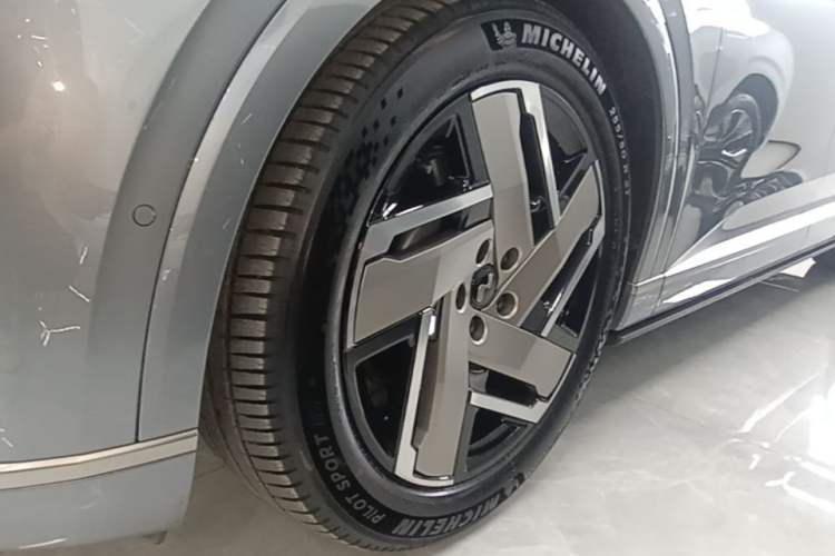 Used ONVO Luxeed L90 2025 Model—Max Six-Seater Version Left Front Wheel Hub