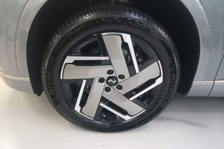 Used ONVO Luxeed L90 2025 Model Ultra Six-Seater 60-degree Battery Edition Left Front Wheel Hub