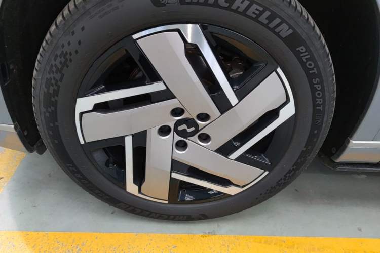 Used ONVO Luxeed L90 2025 Model—Pro Six-Seater Version Left Front Wheel Hub