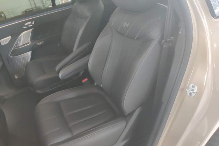 Used ONVO Luxeed L90 2025 Model—Ultra Six-Seater Version Left Rear Seat