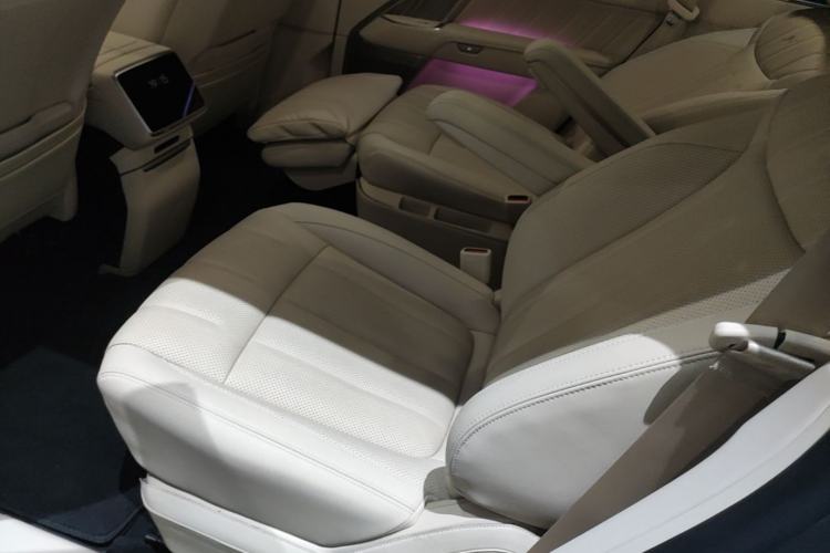 Used ONVO Luxeed L90 2025 Model—Ultra Six-Seater Version Left Rear Seat