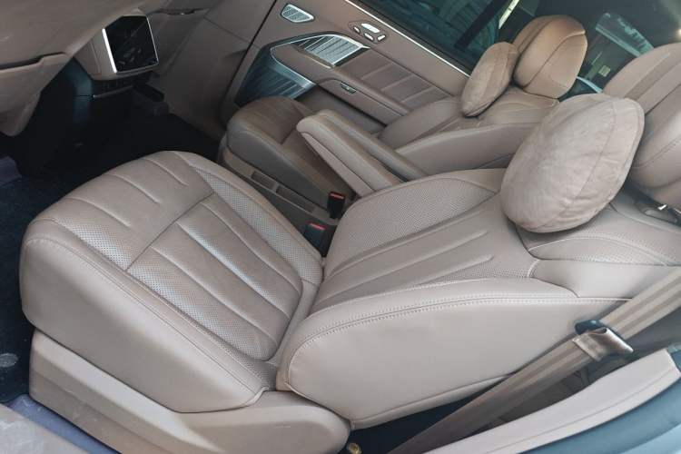 Used ONVO Luxeed L90 2025 Model—Ultra Six-Seater Version Left Rear Seat
