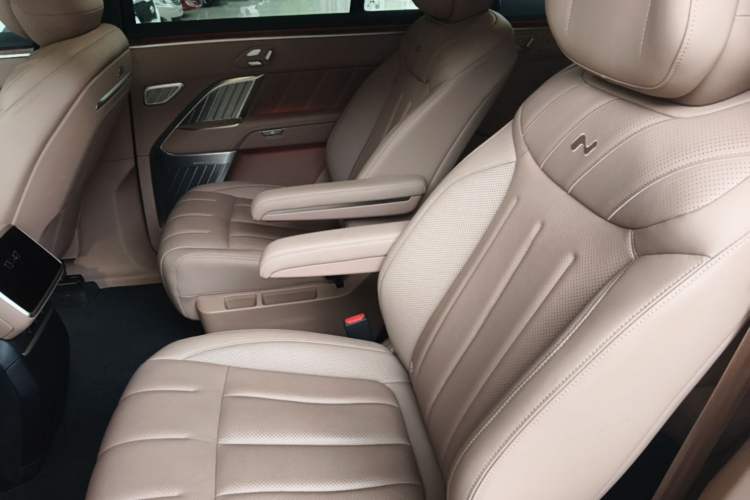 Used ONVO Luxeed L90 2025 Model—Max Six-Seater Version Left Rear Seat