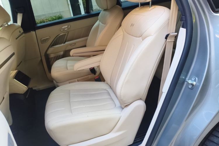 Used ONVO Luxeed L90 2025 Model—Ultra Six-Seater Version Left Rear Seat
