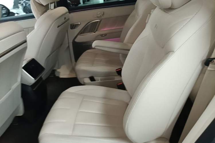 Used ONVO Luxeed L90 2025 Model—Max Six-Seater Version Left Rear Seat
