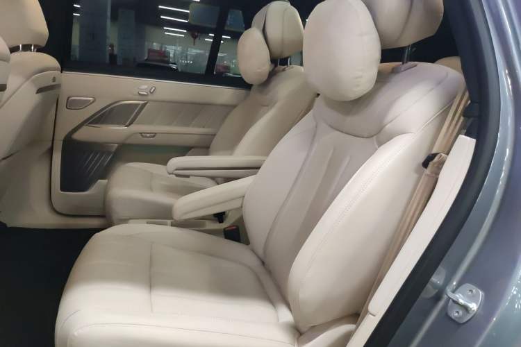 Used ONVO Luxeed L90 2025 Model—Max Six-Seater Version Left Rear Seat