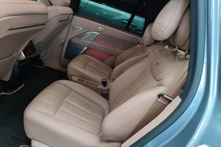 Used ONVO Luxeed L90 2025 Model—Pro Six-Seater Version Left Rear Seat