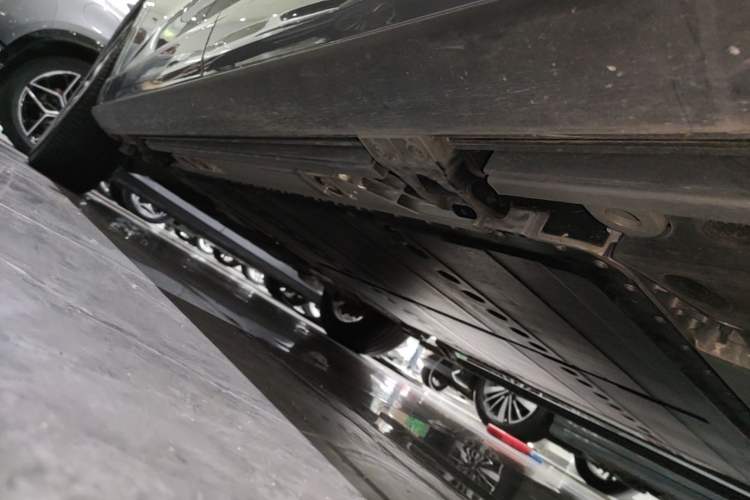Used ONVO Luxeed L90 2025 Model—Ultra Six-Seater Version Left Side Sill