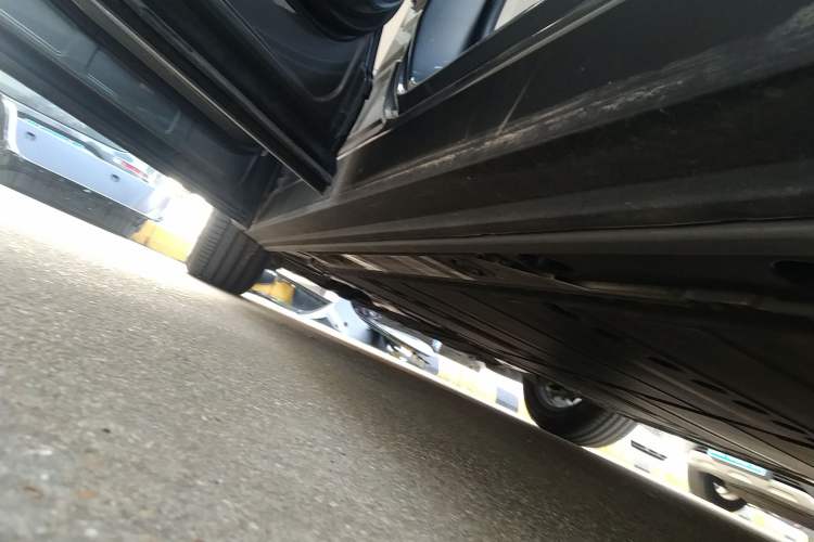 Used ONVO Luxeed L90 2025 Model—Max Six-Seater Version Left Side Sill