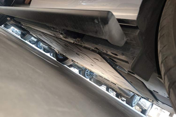 Used ONVO Luxeed L90 2025 Model—Ultra Six-Seater Version Left Side Sill