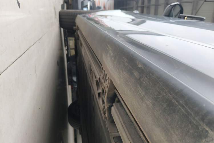 Used ONVO Luxeed L90 2025 Model—Max Six-Seater Version Left Side Sill