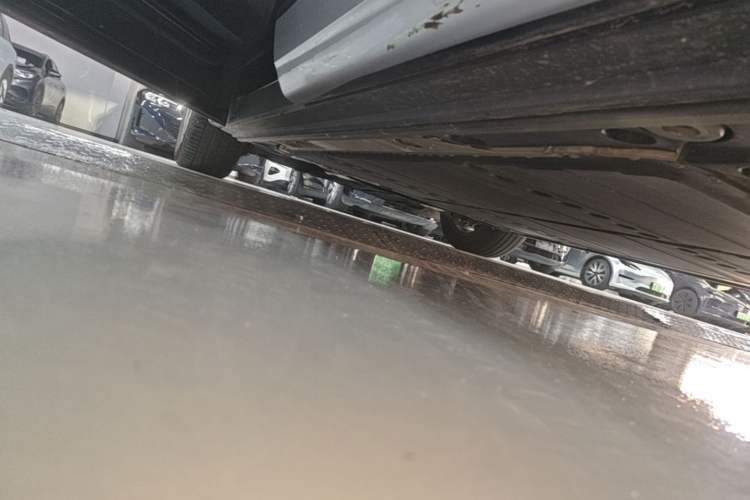 Used ONVO Luxeed L90 2025 Model—Max Six-Seater Version Left Side Sill