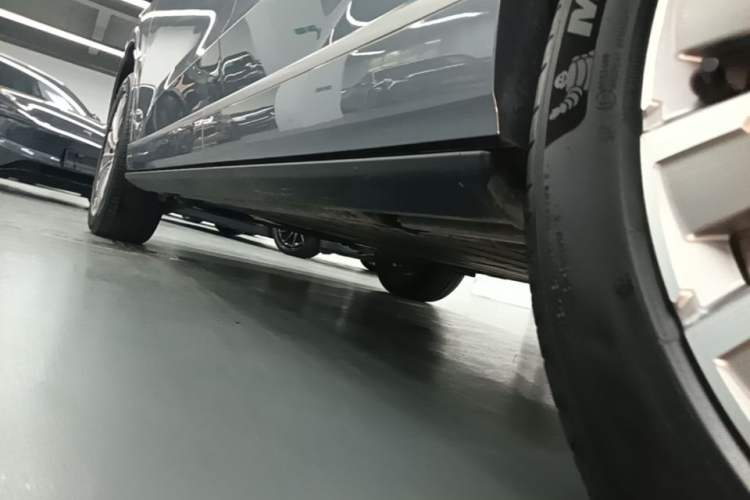 Used ONVO Luxeed L90 2025 Model—Max Six-Seater Version Left Side Sill