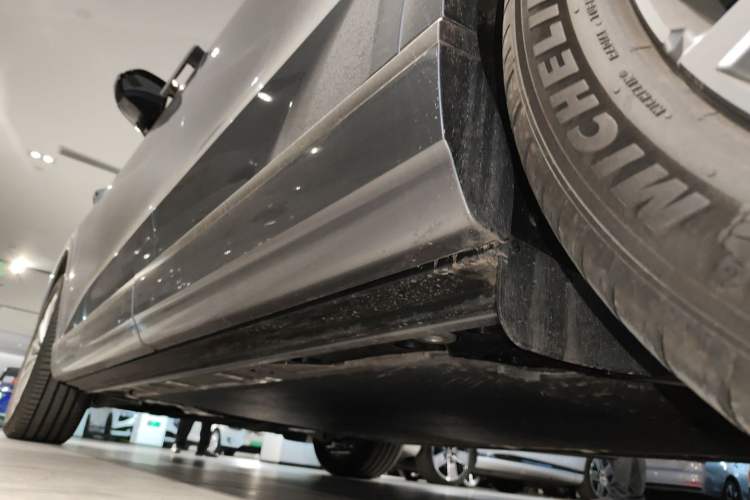 Used ONVO Luxeed L90 2025 Model—Max Six-Seater Version Left Side Sill