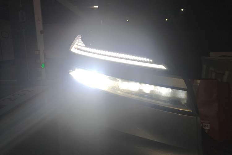 Used ONVO Luxeed L90 2025 Model—Max Six-Seater Version Right Front Headlight