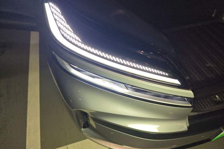 Used ONVO Luxeed L90 2025 Model—Black Knight Special Edition—Six-Seater Right Front Headlight
