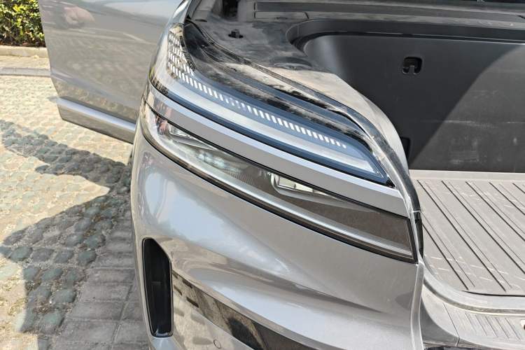 Used ONVO Luxeed L90 2025 Model—Ultra Six-Seater Version Right Front Headlight