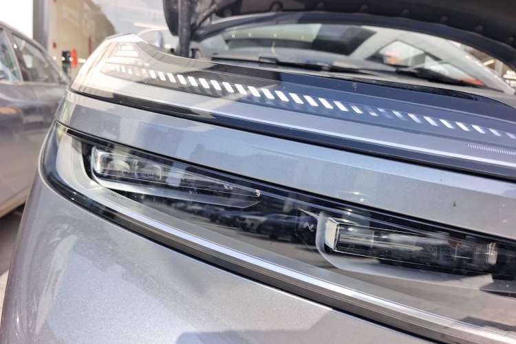 Used ONVO Luxeed L90 2025 Model—Ultra Six-Seater Version Right Front Headlight