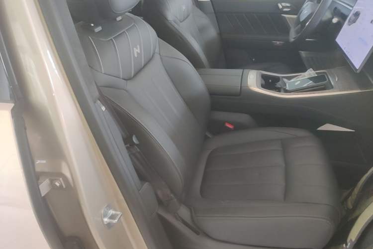 Used ONVO Luxeed L90 2025 Model—Ultra Six-Seater Version Right Front Seat