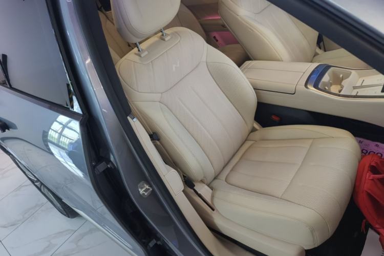 Used ONVO Luxeed L90 2025 Model—Pro Six-Seater Version Right Front Seat
