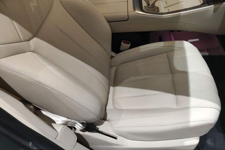 Used ONVO Luxeed L90 2025 Model—Ultra Six-Seater Version Right Front Seat