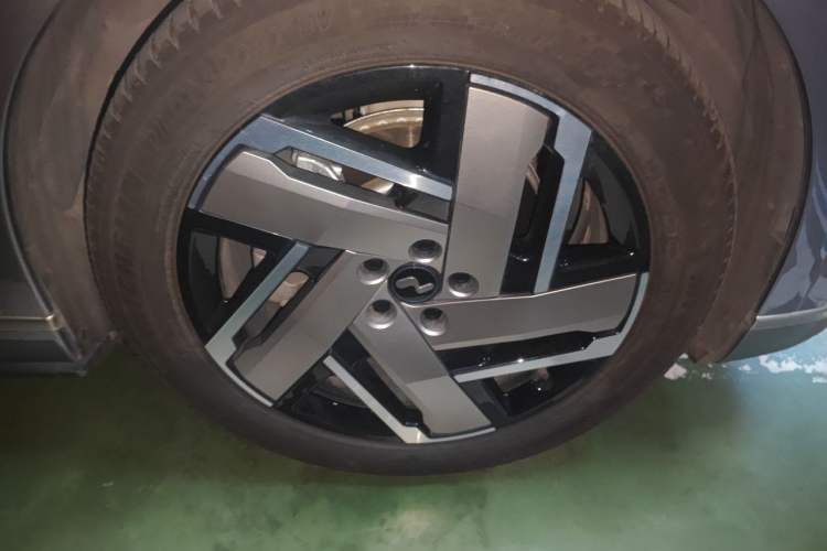 Used ONVO Luxeed L90 2025 Model—Ultra Six-Seater Version Right Front Wheel Hub