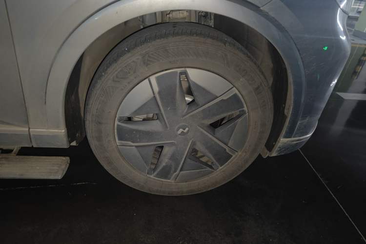 Used ONVO Luxeed L90 2025 Model—Max Six-Seater Version Right Front Wheel Hub