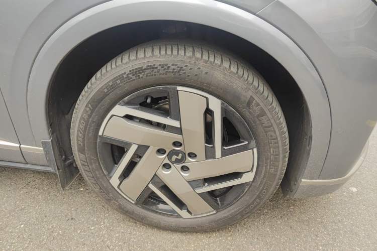 Used ONVO Luxeed L90 2025 Model—Ultra Six-Seater Version Right Front Wheel Hub