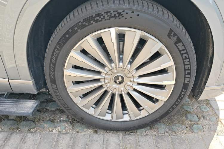 Used ONVO Luxeed L90 2025 Model—Ultra Six-Seater Version Right Front Wheel Hub