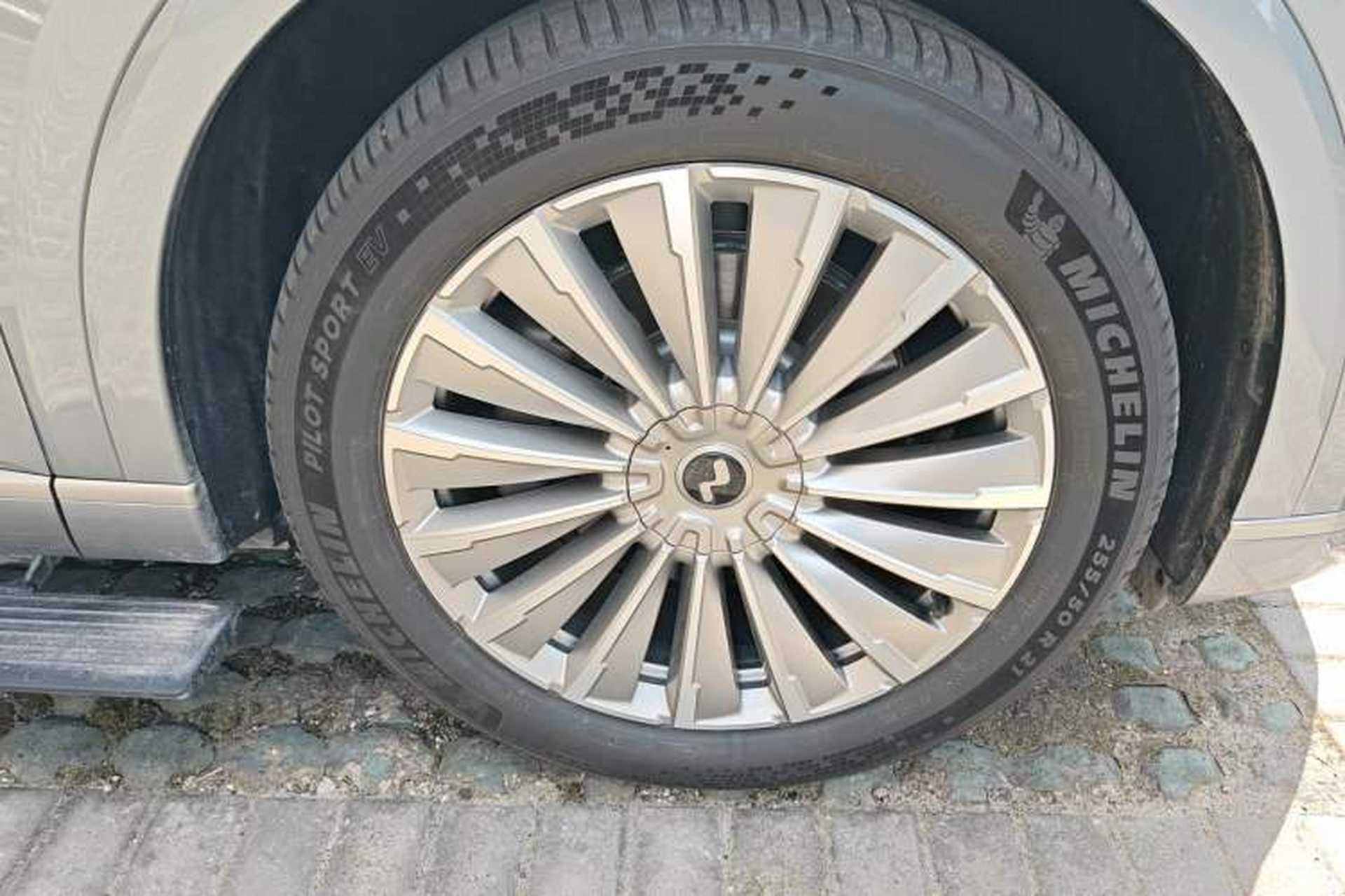 Used ONVO Luxeed L90 2025 Model—Ultra Six-Seater Version Right Front Wheel Hub