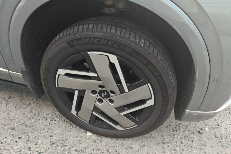 Used ONVO Luxeed L90 2025 Model—Ultra Six-Seater Version Right Front Wheel Hub