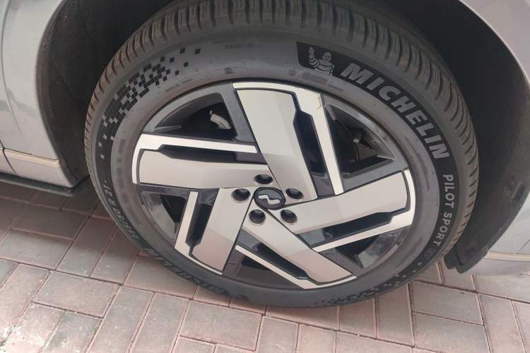Used ONVO Luxeed L90 2025 Model—Ultra Six-Seater Version Right Front Wheel Hub