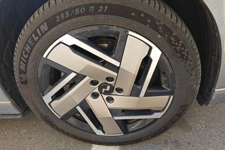 Used ONVO Luxeed L90 2025 Model—Max Six-Seater Version Right Front Wheel Hub