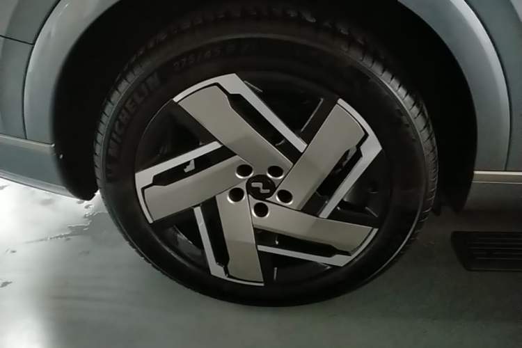 Used ONVO Luxeed L90 2025 Model—Max Six-Seater Version Right Rear Wheel Hub