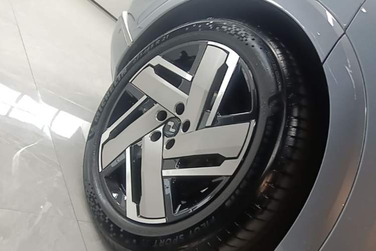 Used ONVO Luxeed L90 2025 Model—Max Six-Seater Version Right Rear Wheel Hub