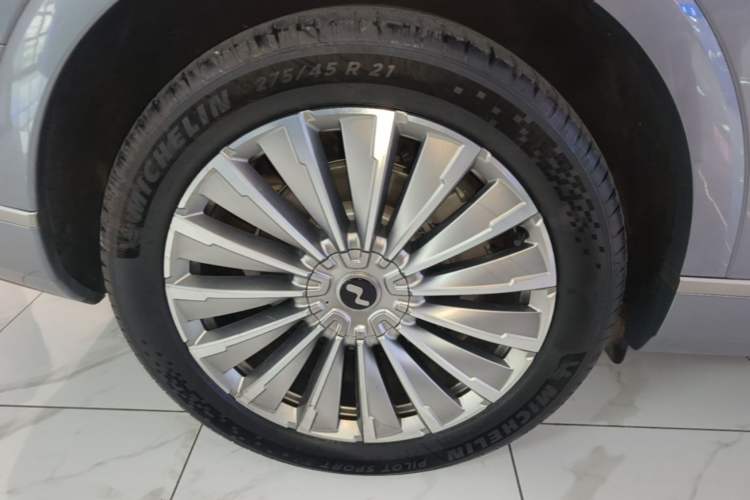 Used ONVO Luxeed L90 2025 Model—Pro Six-Seater Version Right Rear Wheel Hub