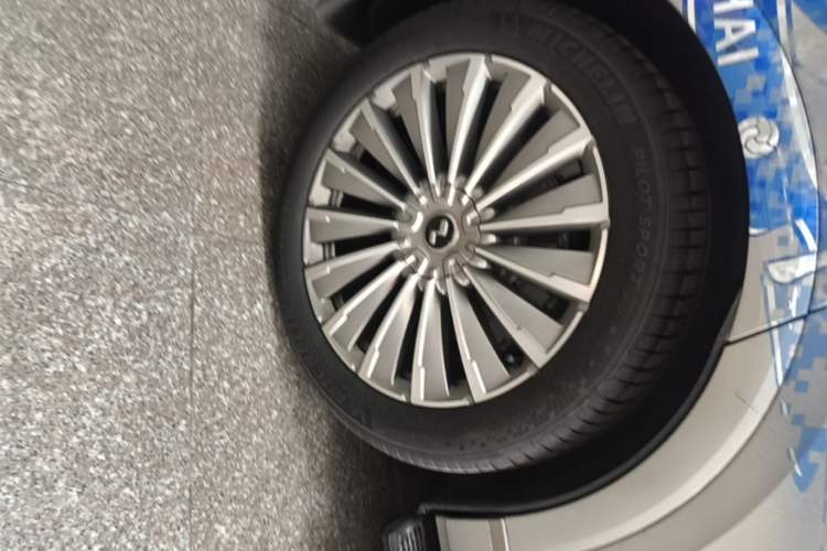 Used ONVO Luxeed L90 2025 Model—Max Six-Seater Version Right Rear Wheel Hub