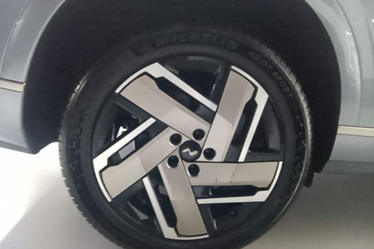 Used ONVO Luxeed L90 2025 Model Ultra Six-Seater 60-degree Battery Edition Right Rear Wheel Hub