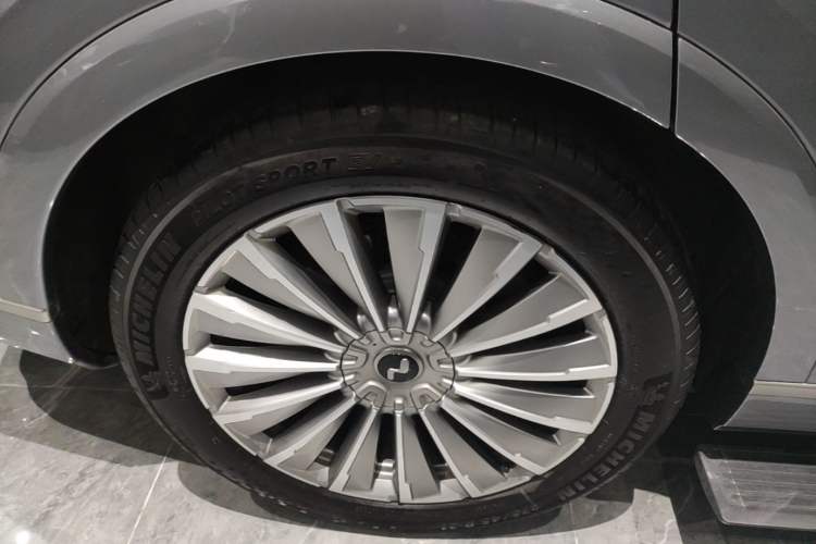Used ONVO Luxeed L90 2025 Model—Ultra Six-Seater Version Right Rear Wheel Hub