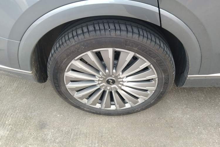 Used ONVO Luxeed L90 2025 Model—Max Six-Seater Version Right Rear Wheel Hub