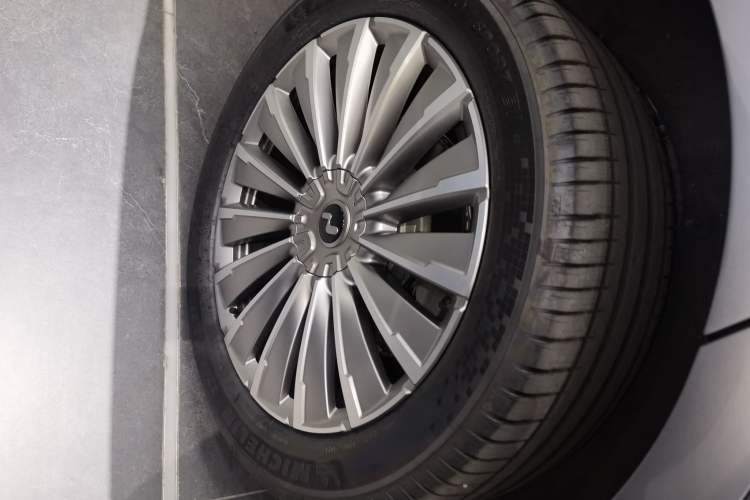 Used ONVO Luxeed L90 2025 Model—Ultra Six-Seater Version Right Rear Wheel Hub