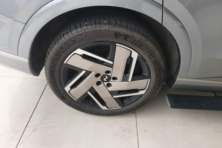 Used ONVO Luxeed L90 2025 Model—Max Six-Seater Version Right Rear Wheel Hub