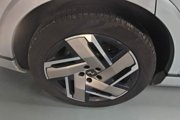 Used ONVO Luxeed L90 2025 Model—Max Six-Seater Version Right Rear Wheel Hub