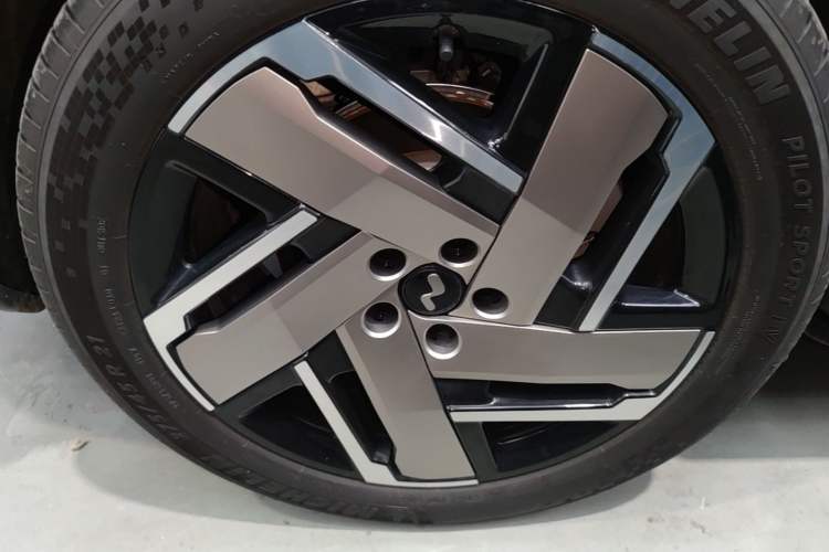 Used ONVO Luxeed L90 2025 Model—Pro Six-Seater Version Right Rear Wheel Hub