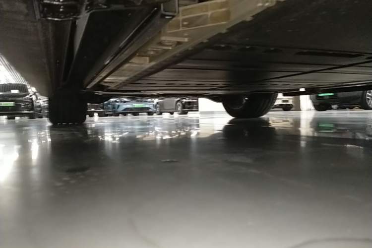 Used ONVO Luxeed L90 2025 Model—Max Six-Seater Version Right Side Sill
