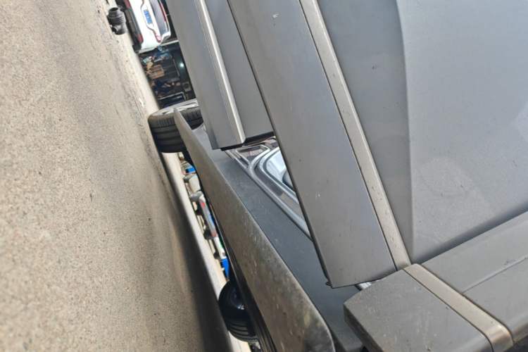 Used ONVO Luxeed L90 2025 Model—Ultra Six-Seater Version Right Side Sill
