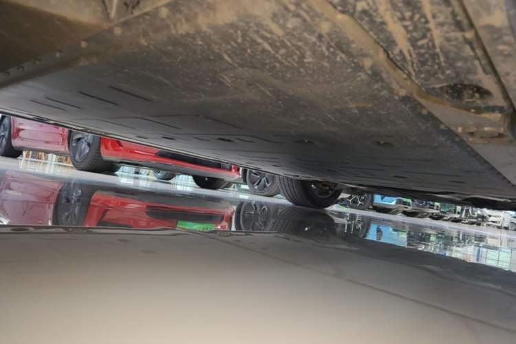 Used ONVO Luxeed L90 2025 Model—Pro Six-Seater Version Right Side Sill